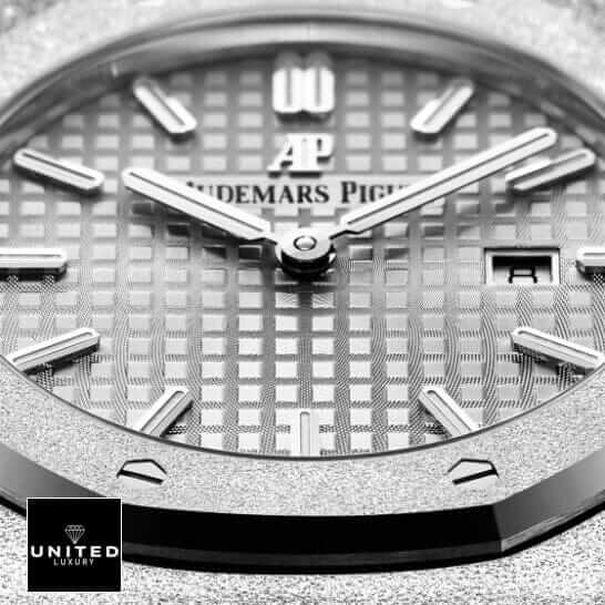 Audemars Piguet Royal Oak 67653BC "Frosted Gold" Ultra Realistic Replica 21 1 1 2 Audemars Piguet royal oak frosted replica close analog view