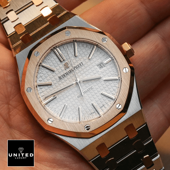 Audemars Piguet Royal Oak 15400SR.OO.1220SR.01 Perfect Clone Edition audemars piguet royal oak self winding two tone 15400SR hand Audemars Piguet Two Tone Royal Oak White Dial Replica on the hand
