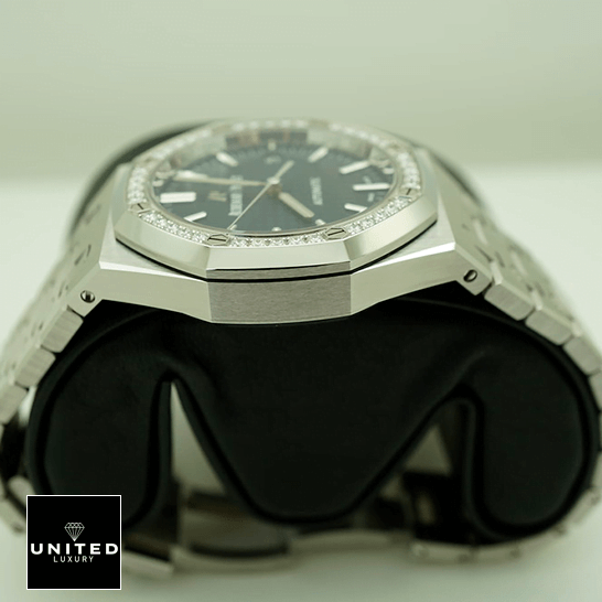 AP Royal Oak 15451ST.ZZ.1256ST.03 Diamond Re-creation Supreme Copy 1:1 audemars piguet royal oak selfwinding blue 15451ST ZZ 1256ST left Audemars Piguet Royal Oak Blue Dial Diamond Bezel Replica on the black stand